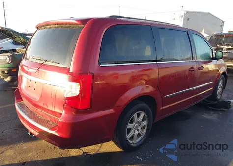 2011 Chrysler Town & Country Touring z USA, uszkodzony, nr VIN 2A4RR5DG7BR714180